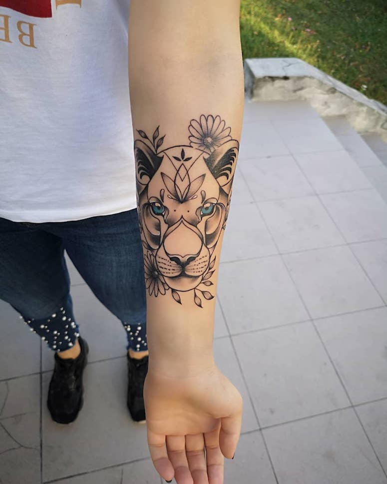 tattoo feminin lion 52