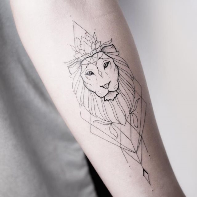tattoo feminin lion 56