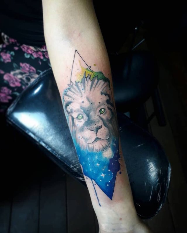 tattoo feminin lion 70