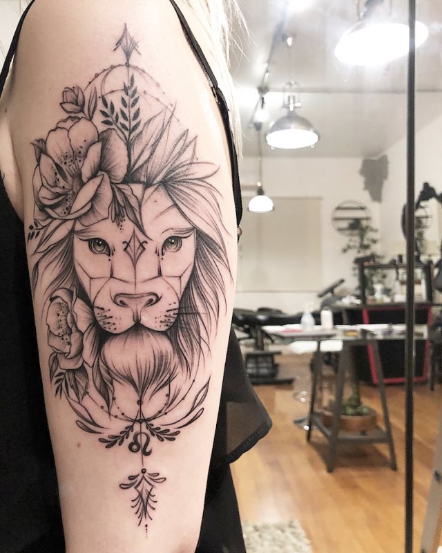 tattoo feminin lion 73