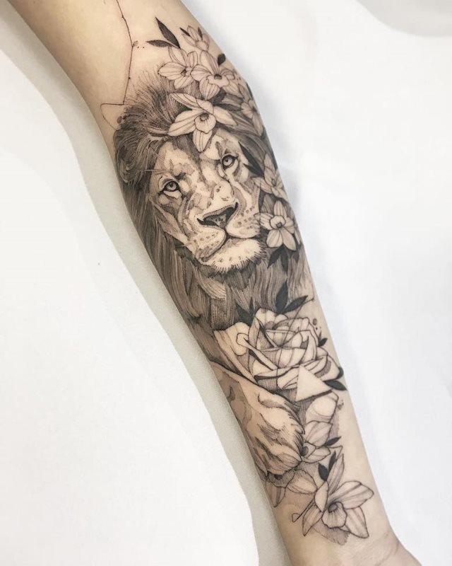 tattoo feminin lion 74
