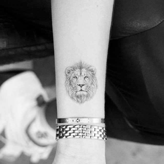tattoo feminin lion 75