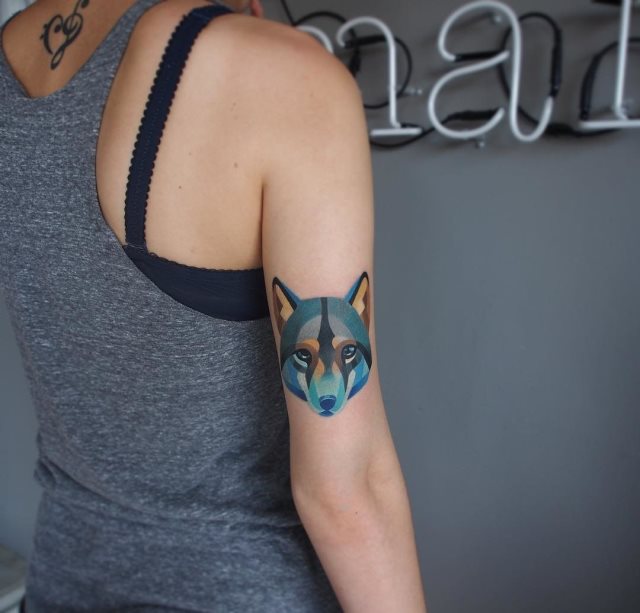 tattoo feminin loup 02