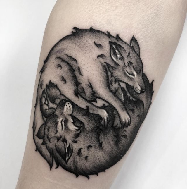 tattoo feminin loup 05