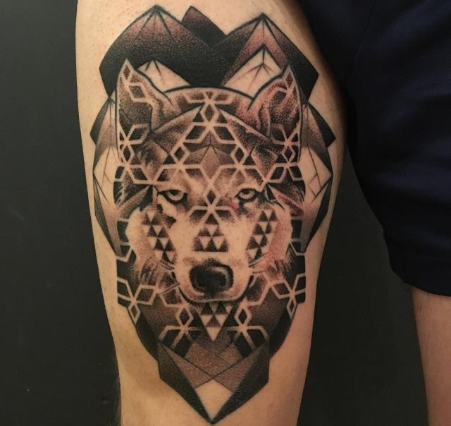 tattoo feminin loup 19