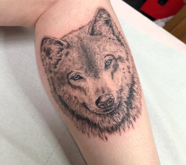 tattoo feminin loup 21