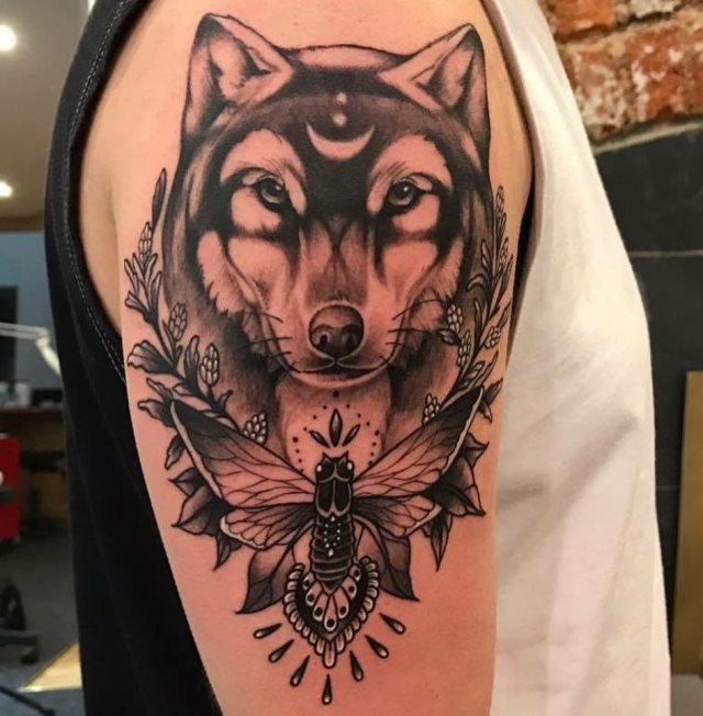 tattoo feminin loup 24