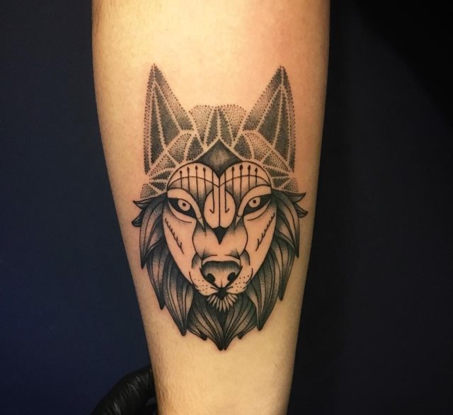 tattoo feminin loup 37