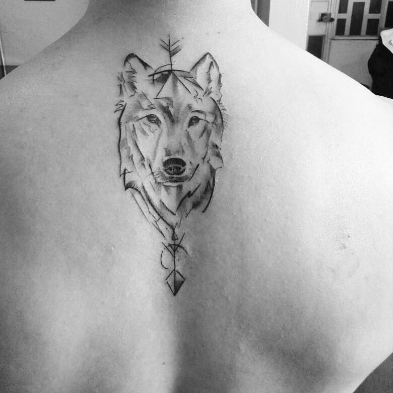 tattoo feminin loup 38