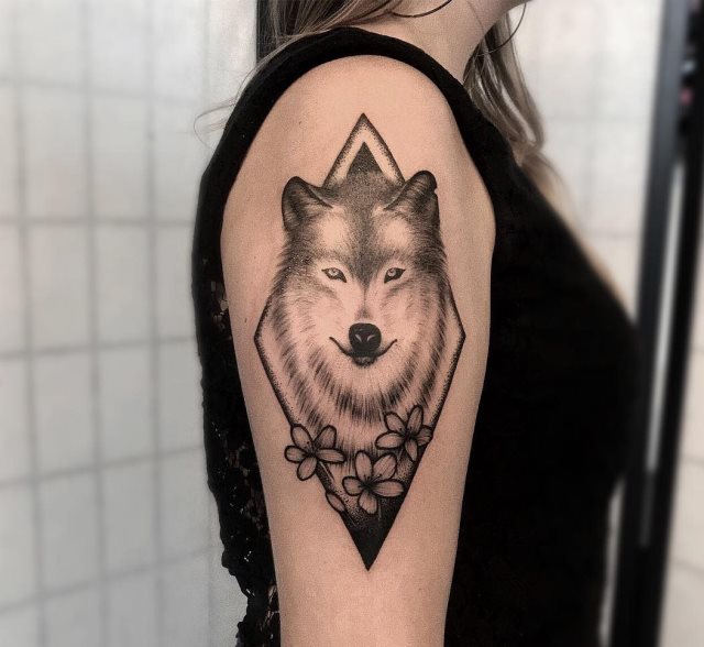 tattoo feminin loup 39