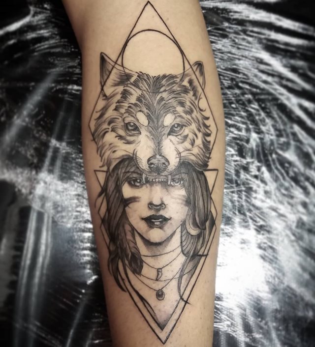 tattoo feminin loup 40
