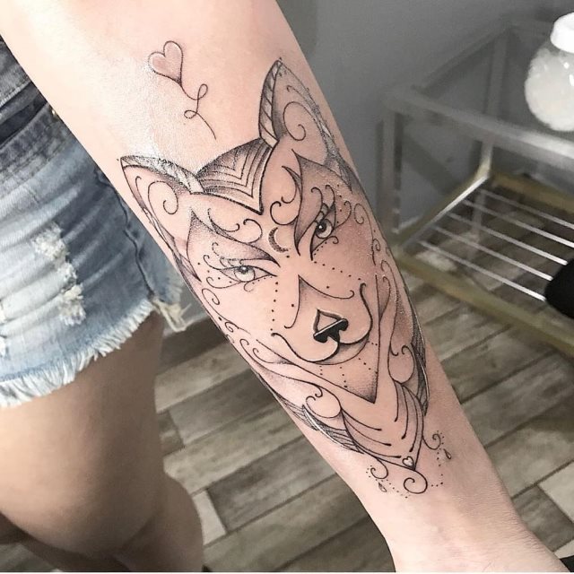 tattoo feminin loup 41