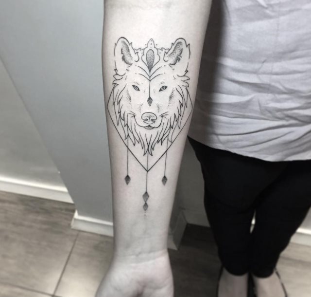 tattoo feminin loup 43