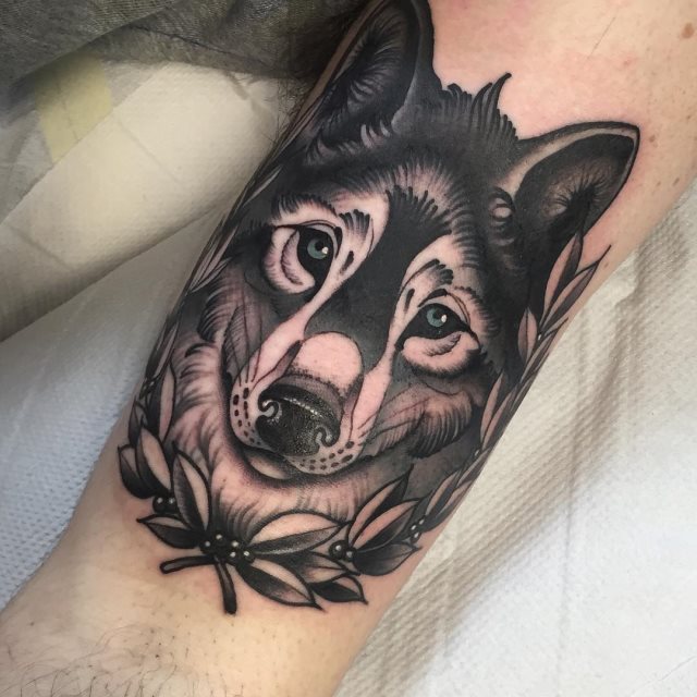 tattoo feminin loup 50