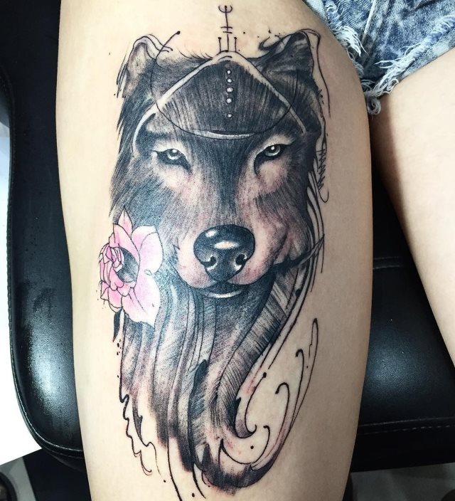 tattoo feminin loup 59