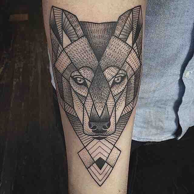 tattoo feminin loup 73