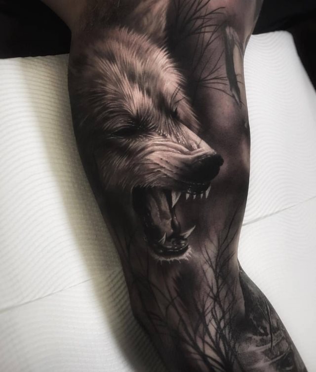 tattoo feminin loup 74