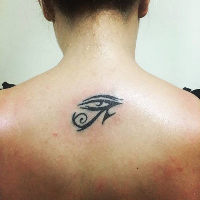 tattoo feminin oeil de ra horus 01