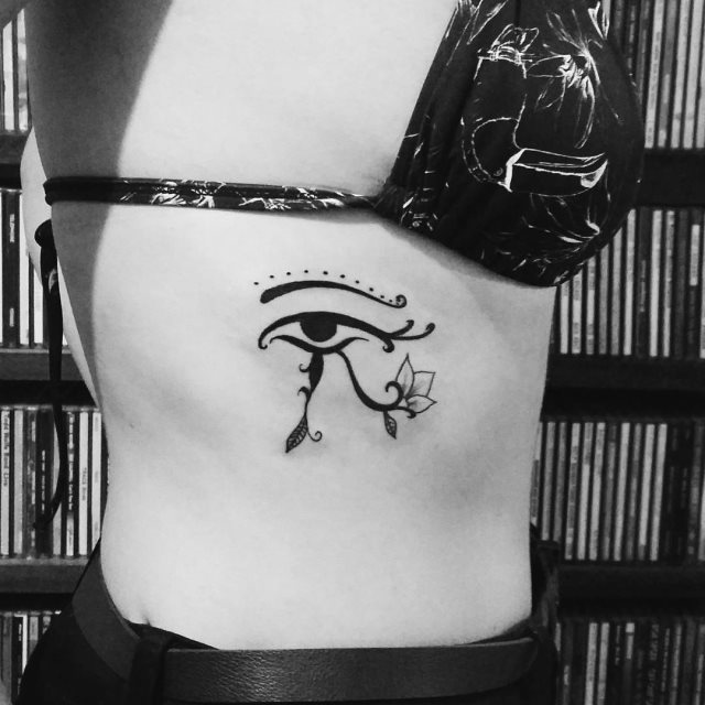 tattoo feminin oeil de ra horus 02