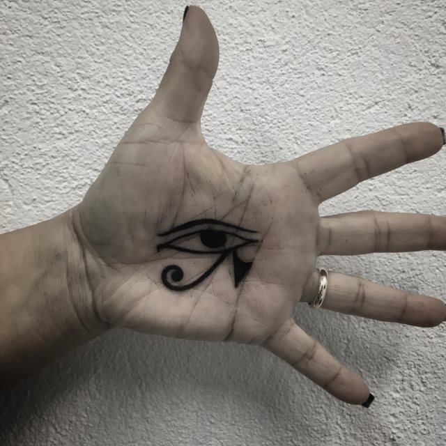 tattoo feminin oeil de ra horus 03