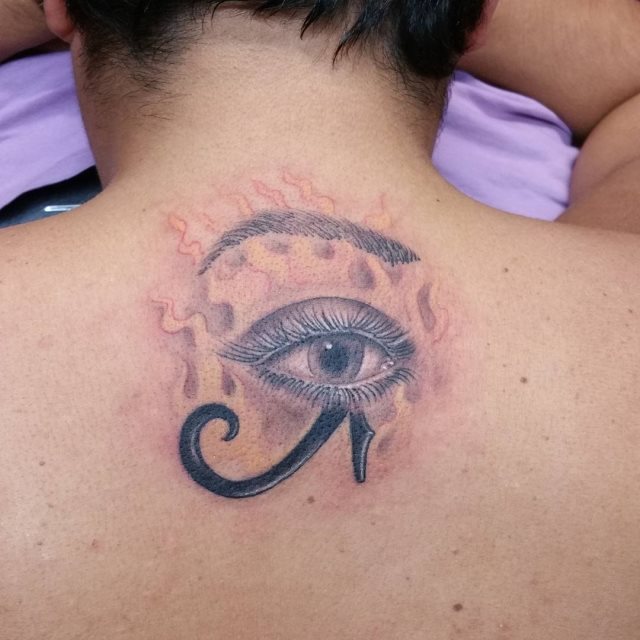 tattoo feminin oeil de ra horus 04