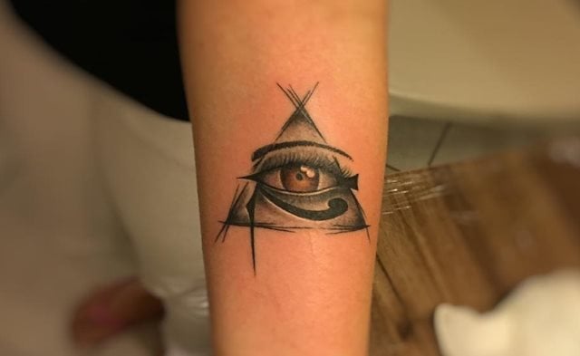 tattoo feminin oeil de ra horus 08