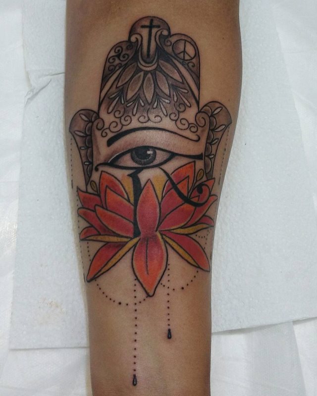 tattoo feminin oeil de ra horus 09