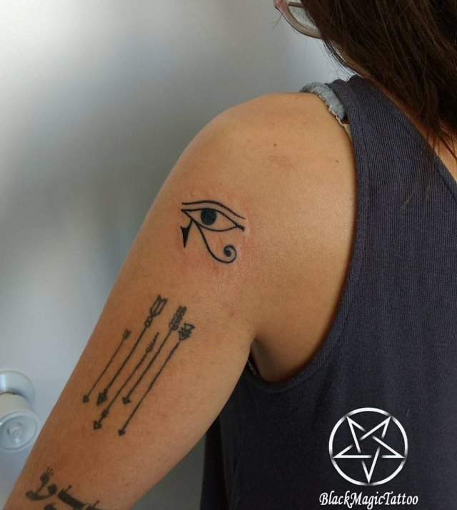 tattoo feminin oeil de ra horus 10