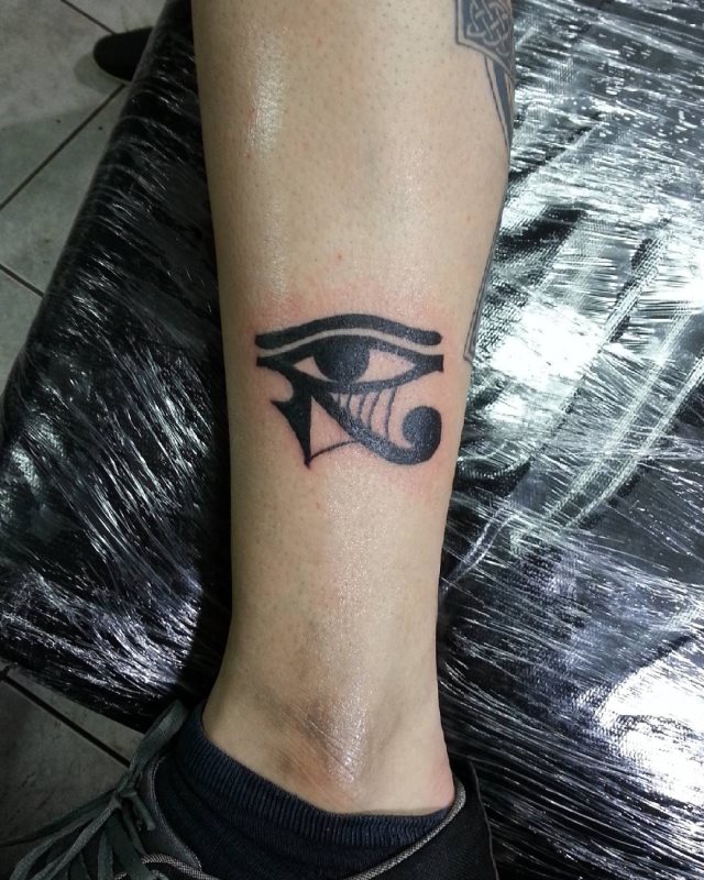 tattoo feminin oeil de ra horus 22