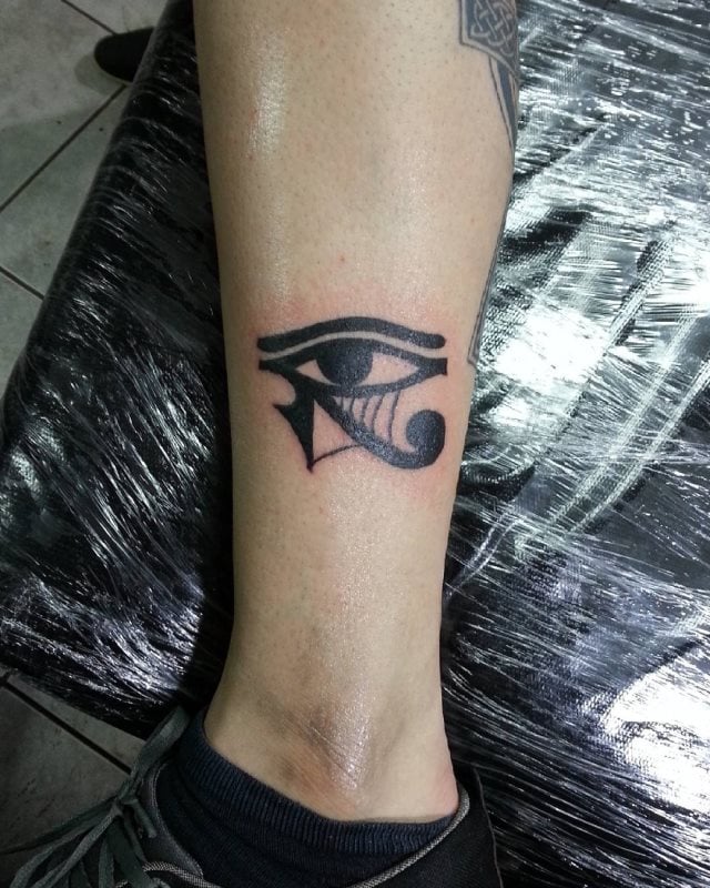 tattoo feminin oeil de ra horus 22