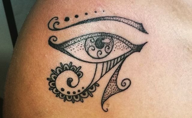 tattoo feminin oeil de ra horus 23