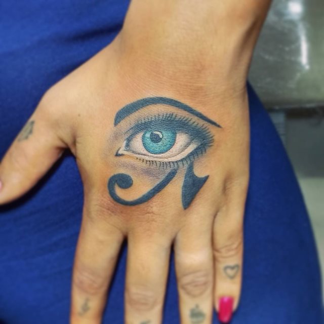 tattoo feminin oeil de ra horus 24