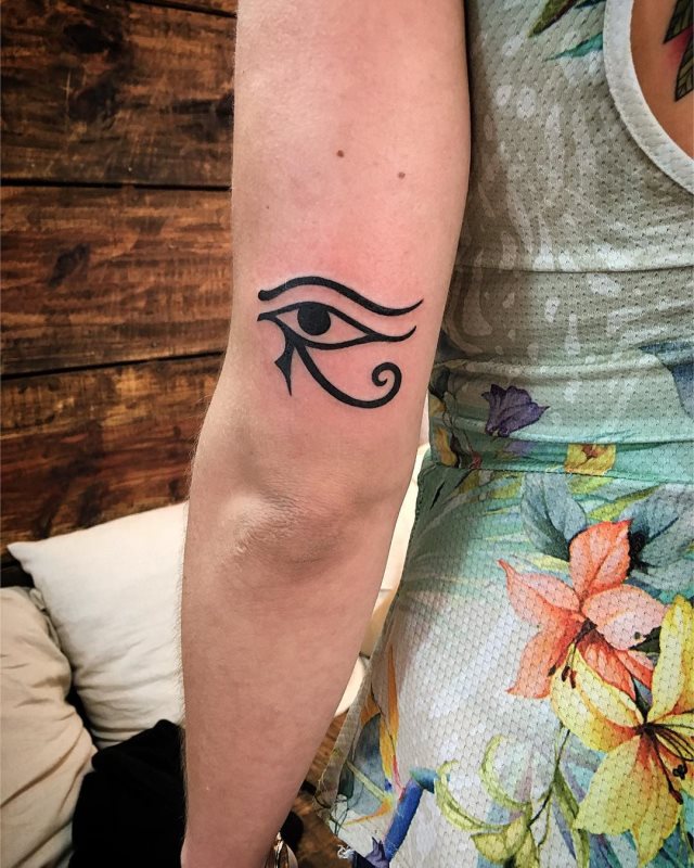 tattoo feminin oeil de ra horus 25