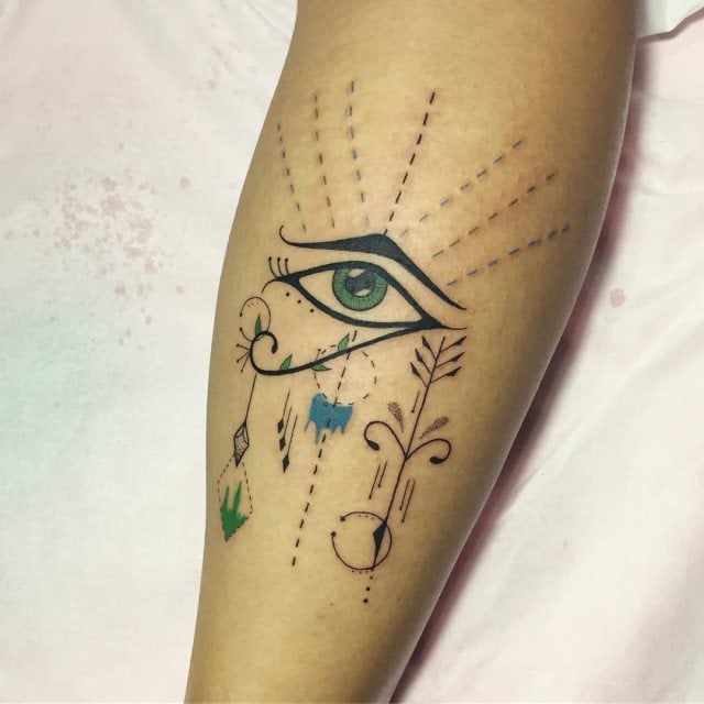 tattoo feminin oeil de ra horus 27