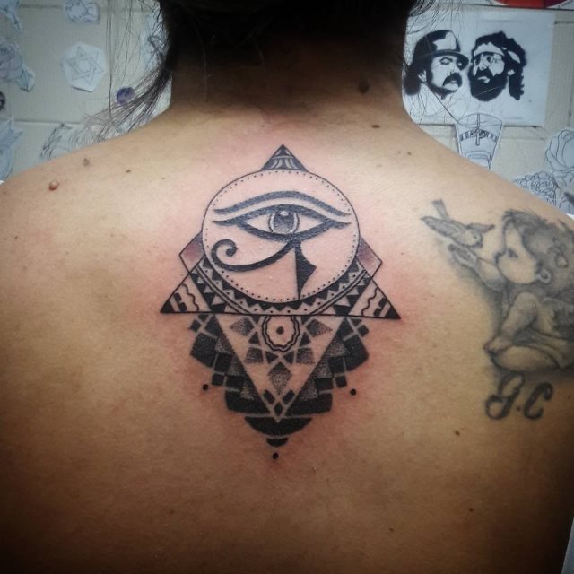 tattoo feminin oeil de ra horus 32
