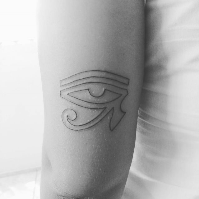 tattoo feminin oeil de ra horus 35