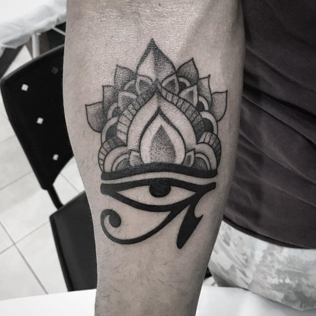 tattoo feminin oeil de ra horus 37