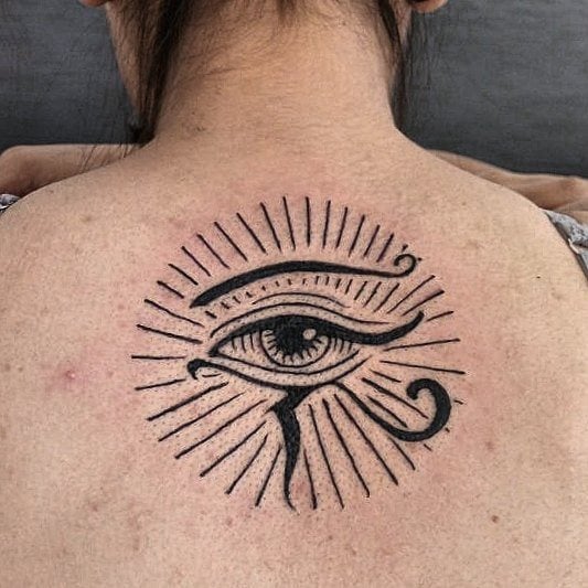 tattoo feminin oeil de ra horus 38