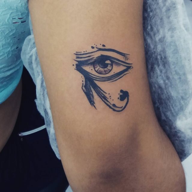 tattoo feminin oeil de ra horus 40