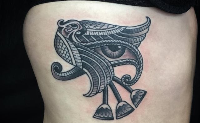 tattoo feminin oeil de ra horus 41