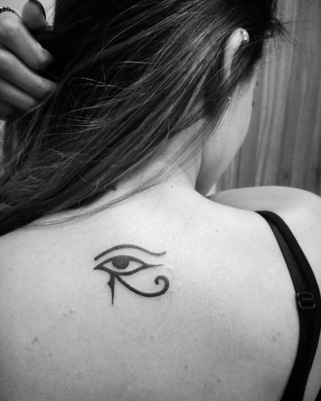 tattoo feminin oeil de ra horus 42