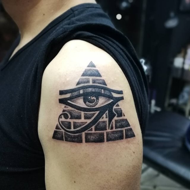 tattoo feminin oeil de ra horus 44