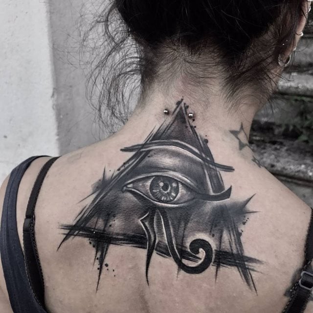 tattoo feminin oeil de ra horus 46