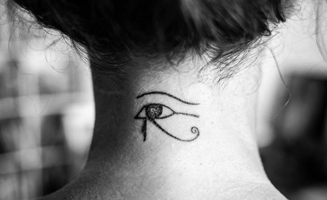 tattoo feminin oeil de ra horus 48
