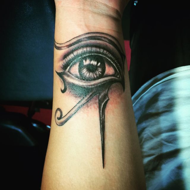 tattoo feminin oeil de ra horus 49