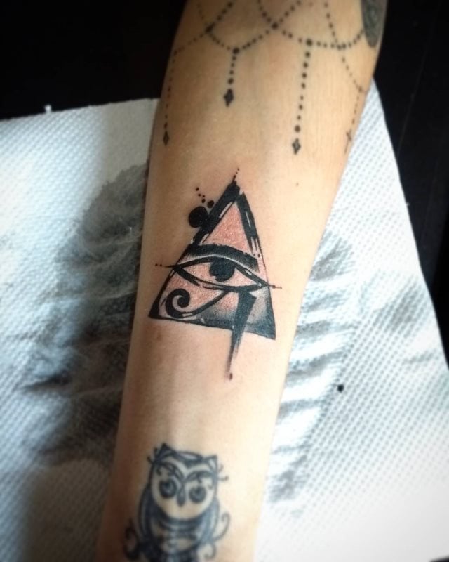 tattoo feminin oeil de ra horus 51