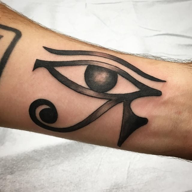 tattoo feminin oeil de ra horus 52