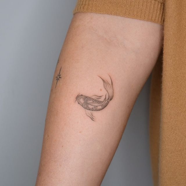 tattoo feminin poisson 14