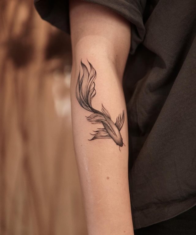 tattoo feminin poisson 19