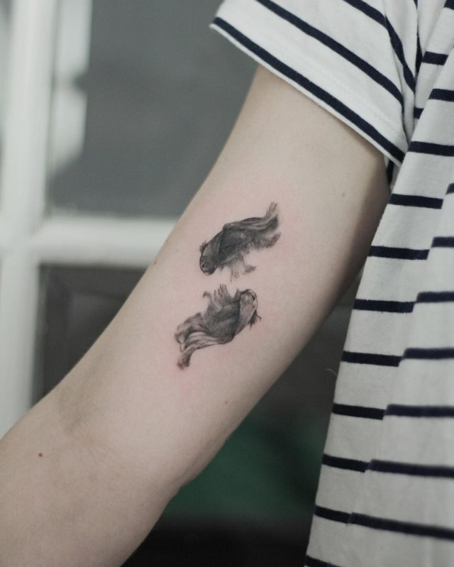 tattoo feminin poisson 23